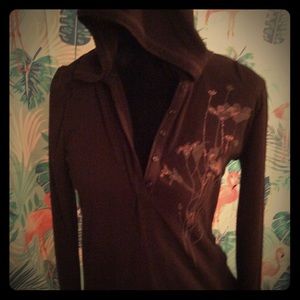 Hooded top. 5 buttons